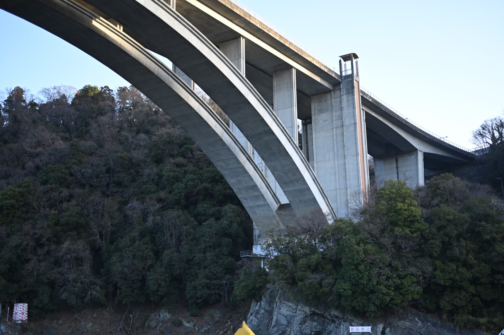 小倉橋下の河川敷